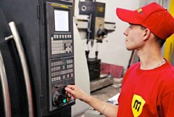 Оператор токарного станка с ЧПУ Fanuc компании АМК